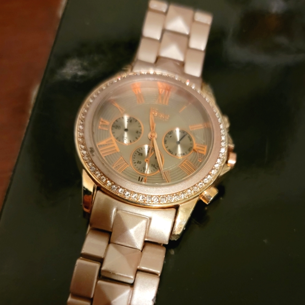 Rose gold and gold timekeeper